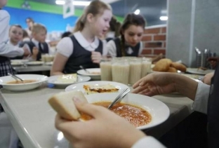На горячее питание школьников в Югре направят более 1,4 миллиарда рублей