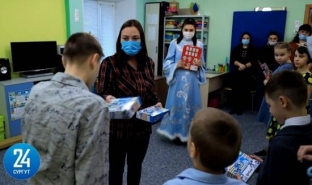 Югорский благотворительный фонд «Траектория Надежды» вручил детям коррекционного центра новогодние подарки