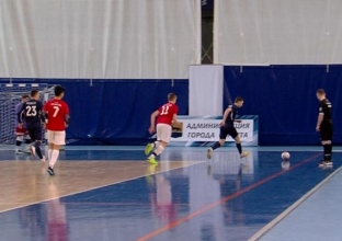 В Сургуте продолжается открытый чемпионат города по мини-футболу
