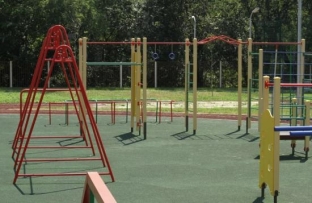 В Югорске появились новая детская площадка и тренажерный комплекс