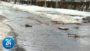 Отказ на магистральном водоводе стал причиной коммунальной аварии в центре Сургута
