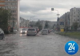 Опять коллапс. Грозовые дожди затопили улицы Сургута