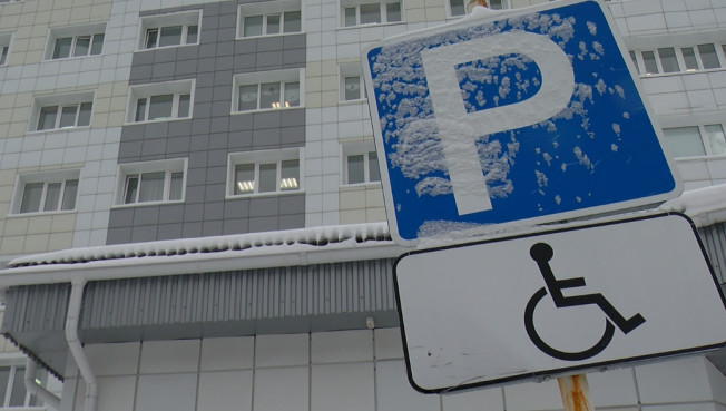 У двух сургутских поликлиник до конца октября появятся парковки