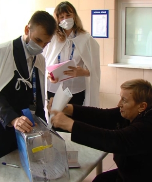 Жители ДНР, проходящие лечение в Сургутской травматологии, приняли участие в референдуме
