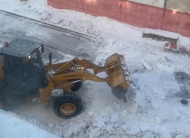 Ежедневно на дороги Сургута выходит свыше двухсот единиц снегоуборочной техники
