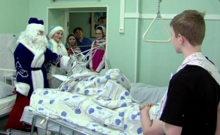 Юных пациентов травматологии Сургута поздравили с Рождеством