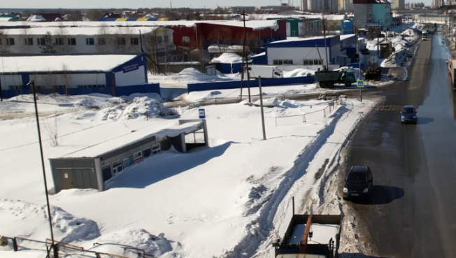 В Сургуте всю зиму не чистили снег к остановочному комплексу