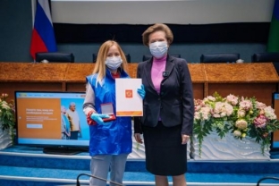 #Мывместе. Губернатор Югры вручила награды добоворольцам, которые помогают округу бороться с коронавирусом
