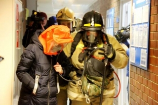 Югорские пожарные провели тренировки на объектах с массовым пребыванием людей // ФОТО