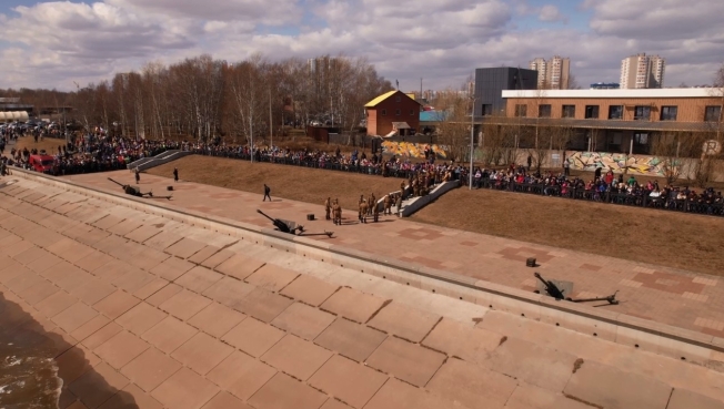 В Сургуте в честь Дня Победы прозвучал праздничный артиллерийский залп