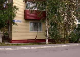 Недолго радовались. Жители пятиэтажки на улице Грибоедова в Сургуте после капремонта не могут избавиться от запаха сырости