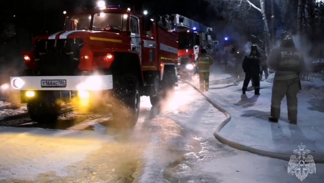 В Ханты-Мансийске пожарные спасли из горящего дома пять человек
