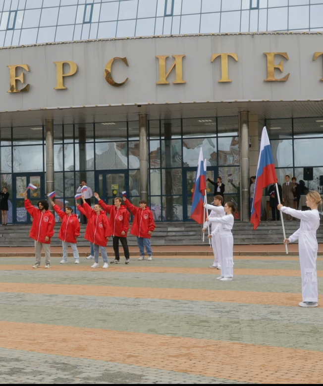 Студенты СурГУ устроили флешмоб ко Дню Государственного флага
