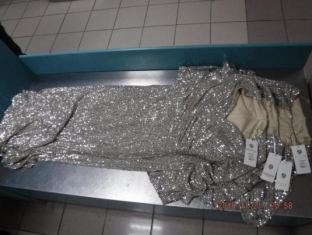 Мигрант пытался незаконно ввезти в Сургут 38 килограммов вечерних платьев