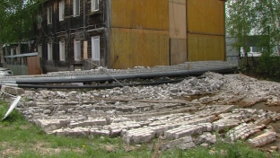 В Белом Яру упала стена у жилого дома