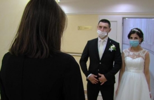 В масках и без свидетелей. В Сургуте впервые после введения ограничений прошли торжественные церемонии бракосочетания