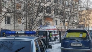 В школе Сургута часть несущей стены обрушилась на человека