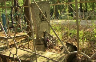 На кладбище Сургута появились рабочие-вандалы