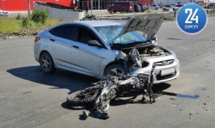 Жесткое ДТП в Сургуте: легковушка столкнулась с мотоциклом, байкер в реанимации