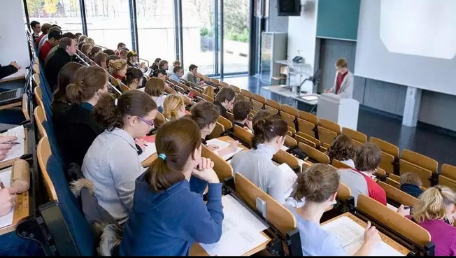 В Госдуме предложили поднять стипендии студентов до уровня МРОТ
