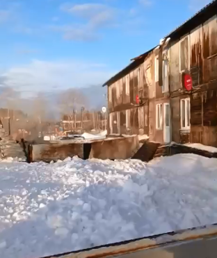 В Нягани из-за сошедшего с крыши дома снега обрушились два балкона