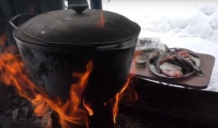 В Сургутском районе священник и прихожанин храма сварили уху по рецепту спецназа