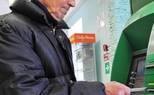 В Югре случайный прохожий спас пенсионера от мошенников