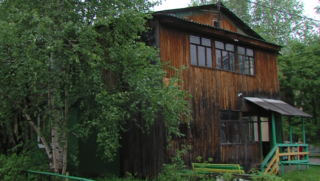 Лучшие сантехники России разбирались, почему течет труба в аварийном доме в Сургуте
