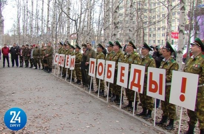 В Сургуте у домов ветеранов прошли парады ко Дню Победы