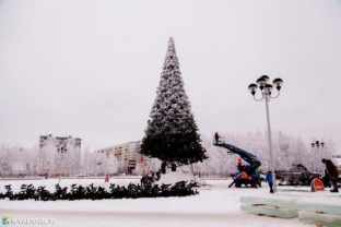 В Нижневартовске на главной площади монтируют елку и делают ледовый городок