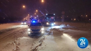 Грузовики и пассажирский транспорт не выпускают из Сургута из-за снегопада