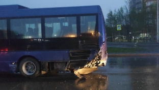 В Сургуте водитель «БМВ» сбежал после столкновения с автобусом