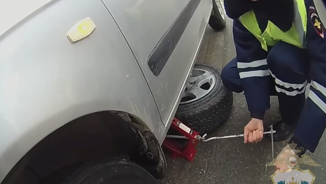 В Югре госавтоинспекторы помогли пенсионерам починить автомобиль на загородной трассе