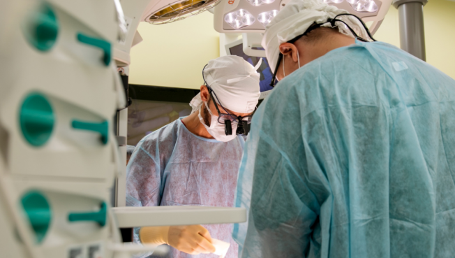 Сургутские хирурги провели ювелирную операцию и спасли новорожденную с редким пороком