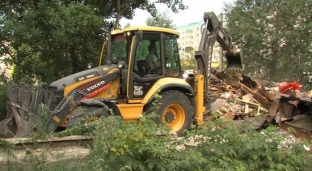 В Сургуте сносят бывшие балки и аварийные дома