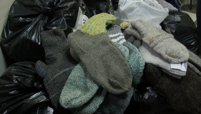 В Сургуте активисты за два месяца связали более 2,5 тысяч пар носков для бойцов СВО