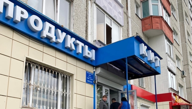 В Сургуте уволили продавца, который оскорблял мальчика из-за длинных волос