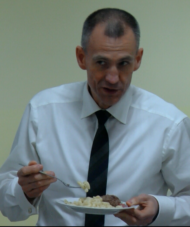 Глава Сургутского района оценил котлеты из оленины и пирог из щуки в школьной столовой