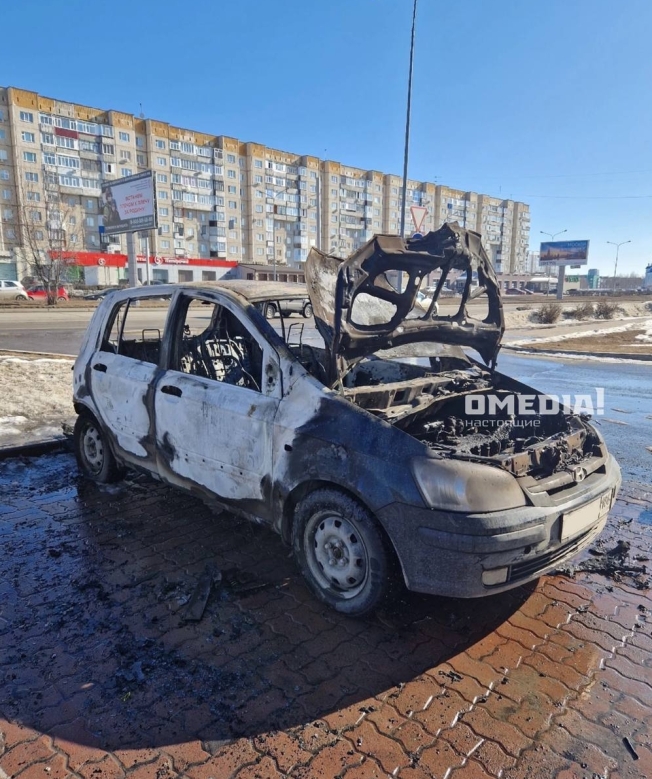 Утром в Сургуте в центре города сгорела иномарка // ВИДЕО