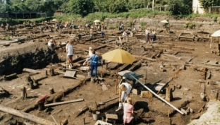 На месторождении в Югре археологи нашли кварцевую наковальню эпохи неолита