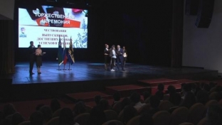 Лучшие выпускники Сургута получили аттестаты из рук главы города