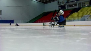 На лед – с чемпионами! Сургутских детей учат играть в следж-хоккей // ВИДЕО