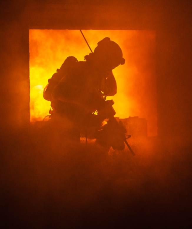 Сургутские пожарные спасли человека из горящей квартиры
