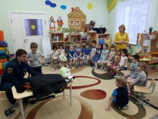Пожарные Сургута преподали урок безопасности воспитанникам городского детского сада