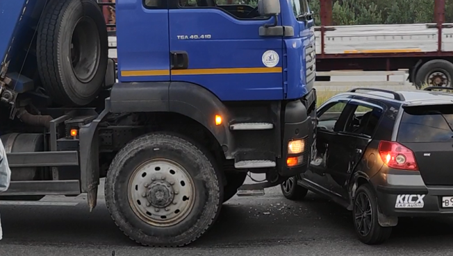 В Сургуте грузовик протаранил легковушку и протащил ее несколько метров