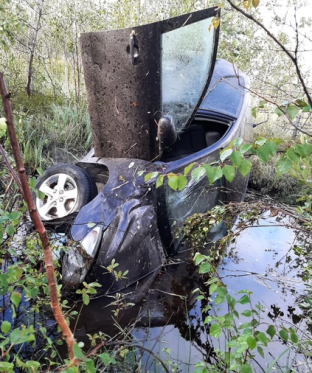 В Югре сотрудники МЧС спасли увязшую на авто в болоте девушку