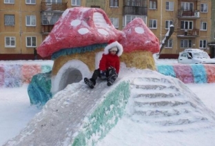 Около четырех миллионов рублей направили власти на обустройство снежных городков во дворах Сургута