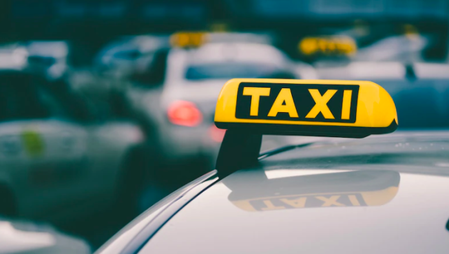 В Югре таксист забрал у пассажира телефон в счет оплаты проезда