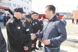 Сенатор Эдуард Исаков вручил знаки отличия ГТО осужденным сургутской ИК-11