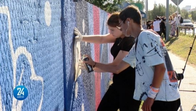 Больше красок. Коллективы творческой молодежи разрисовали забор из плит в Белом Яру
